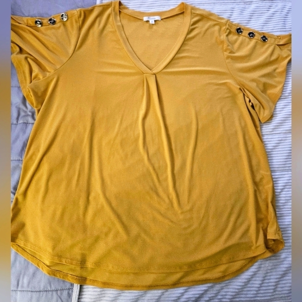 89th + Madison Women's Mustard V-Neck Top. Size 2X